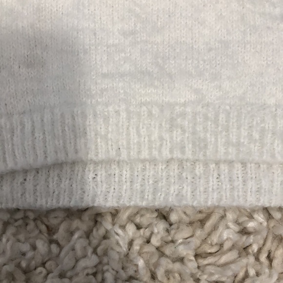 White fuzzy crop top - Picture 3 of 4